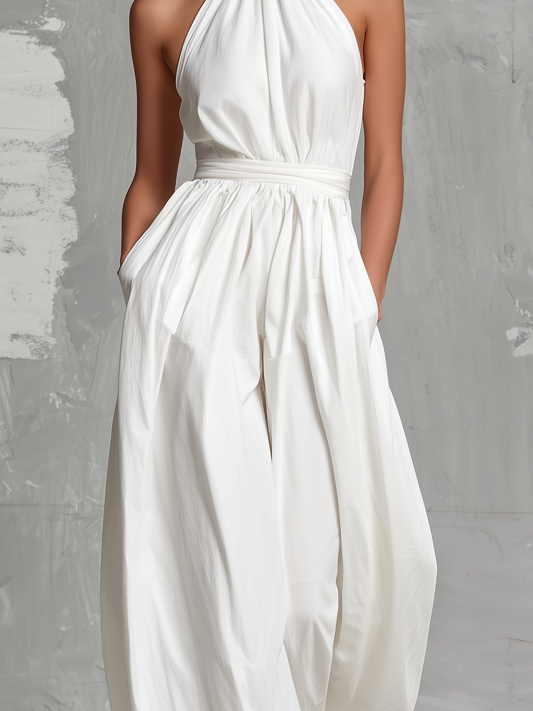 Mono blanco elegante sin mangas con cuello halter