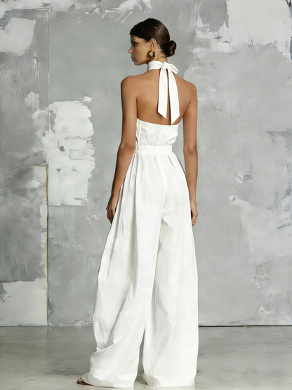 Mono blanco elegante sin mangas con cuello halter