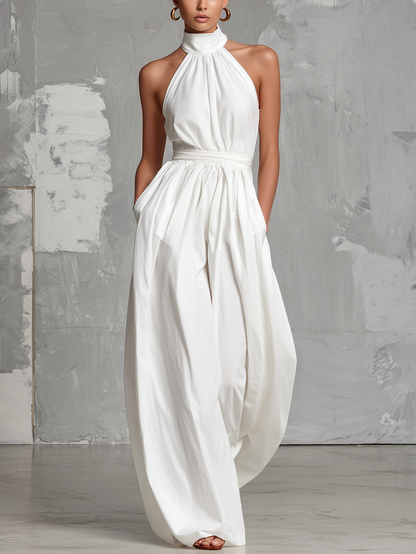 Mono blanco elegante sin mangas con cuello halter