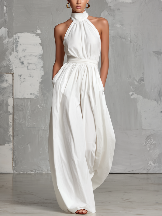 Mono blanco elegante sin mangas con cuello halter