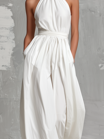 Mono blanco elegante sin mangas con cuello halter