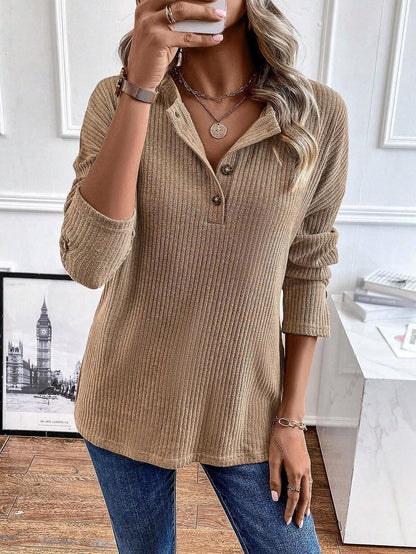 Lia – Blusa de punto canalé ligero con cuello Henley y botones