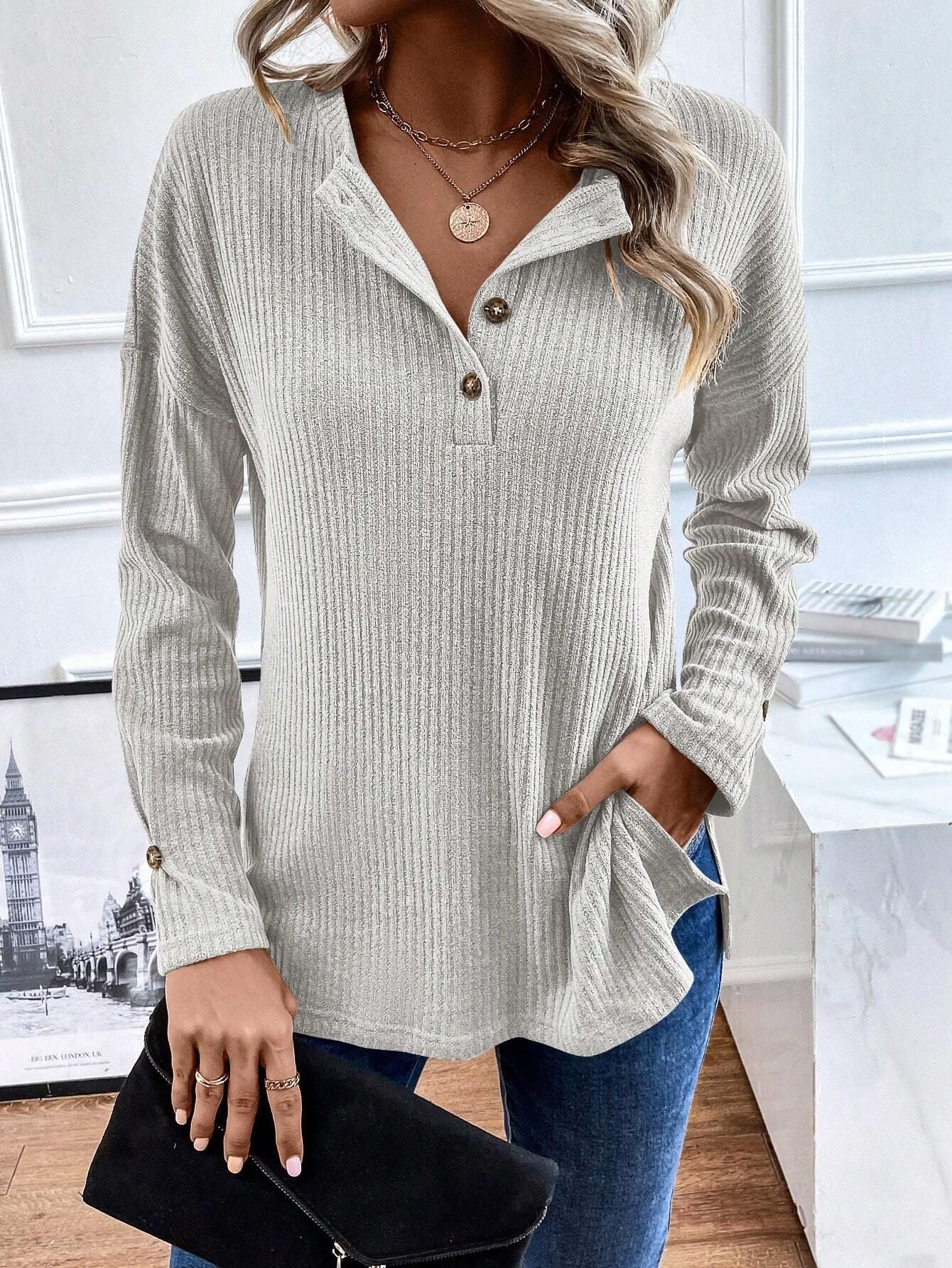 Lia – Blusa de punto canalé ligero con cuello Henley y botones
