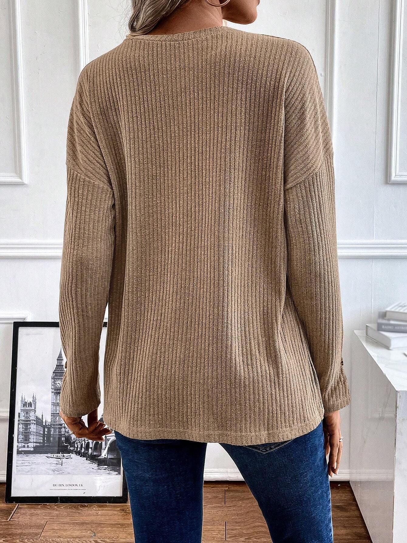 Lia – Blusa de punto canalé ligero con cuello Henley y botones