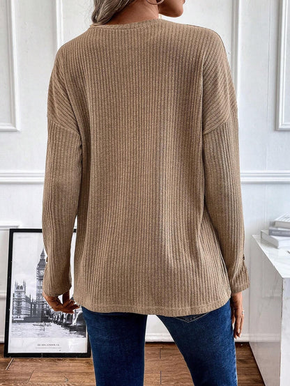 Lia – Blusa de punto canalé ligero con cuello Henley y botones