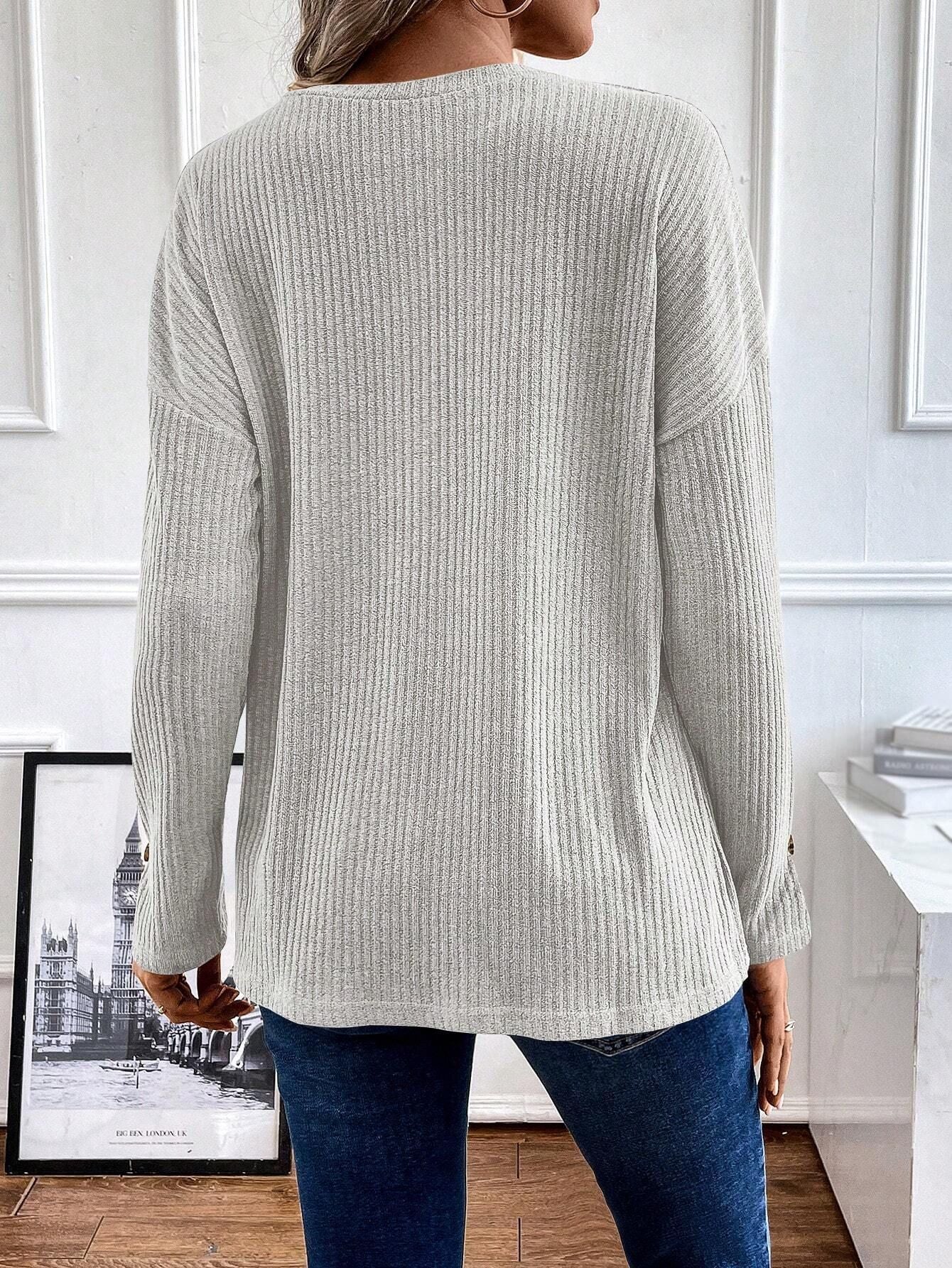 Lia – Blusa de punto canalé ligero con cuello Henley y botones