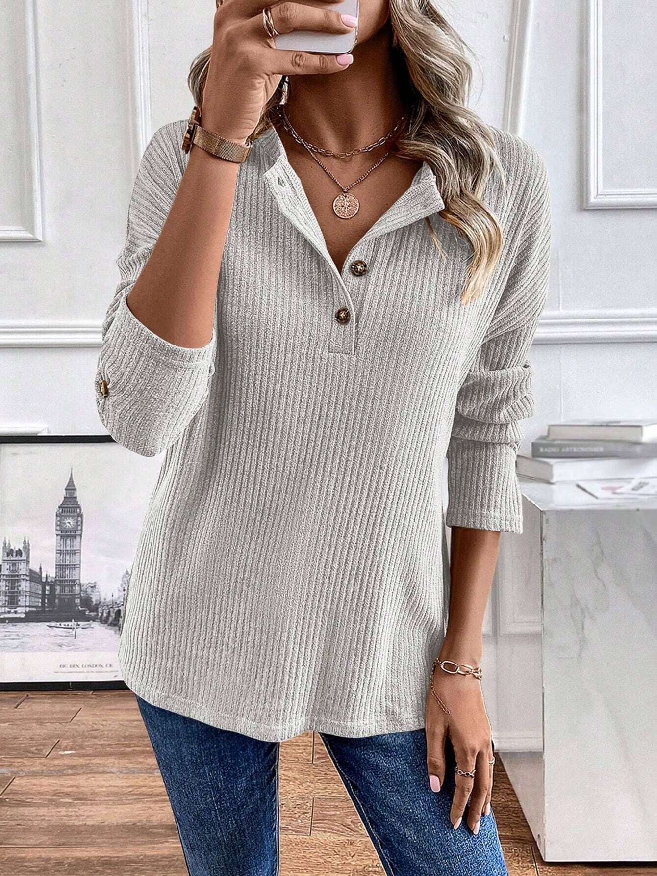 Lia – Blusa de punto canalé ligero con cuello Henley y botones