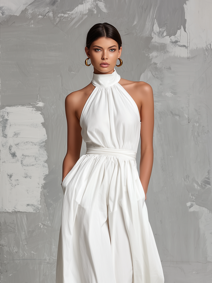 Mono blanco elegante sin mangas con cuello halter