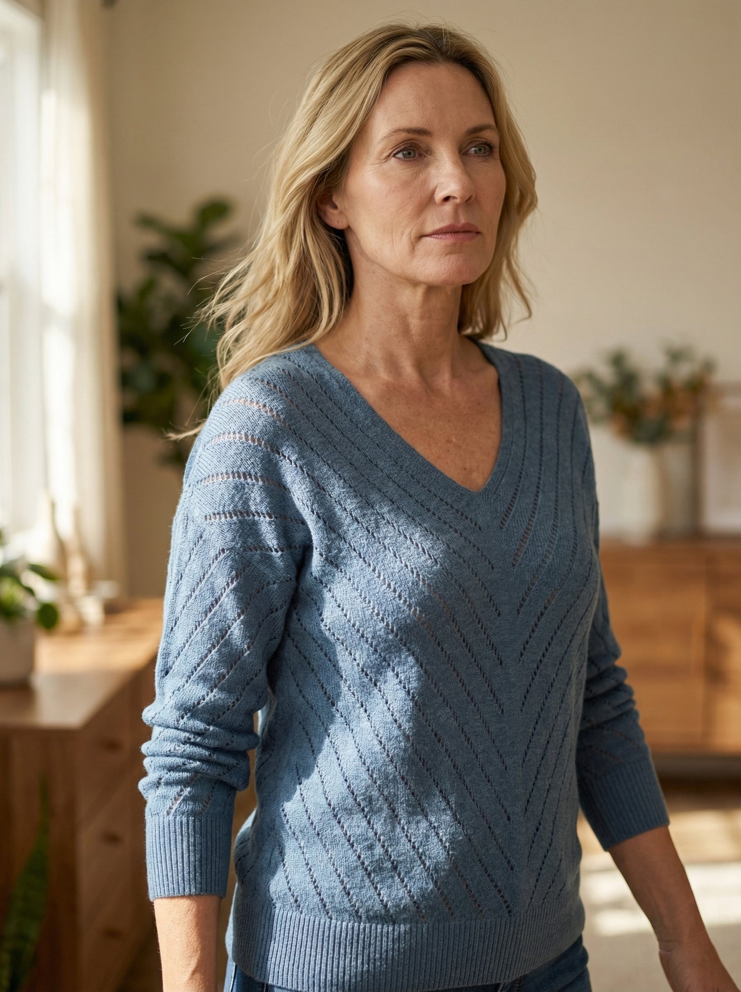 Sofía – Blusa de punto calado ligero con escote en V