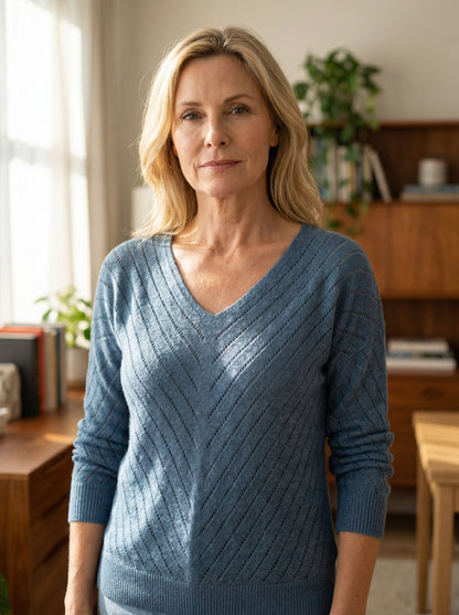 Sofía – Blusa de punto calado ligero con escote en V